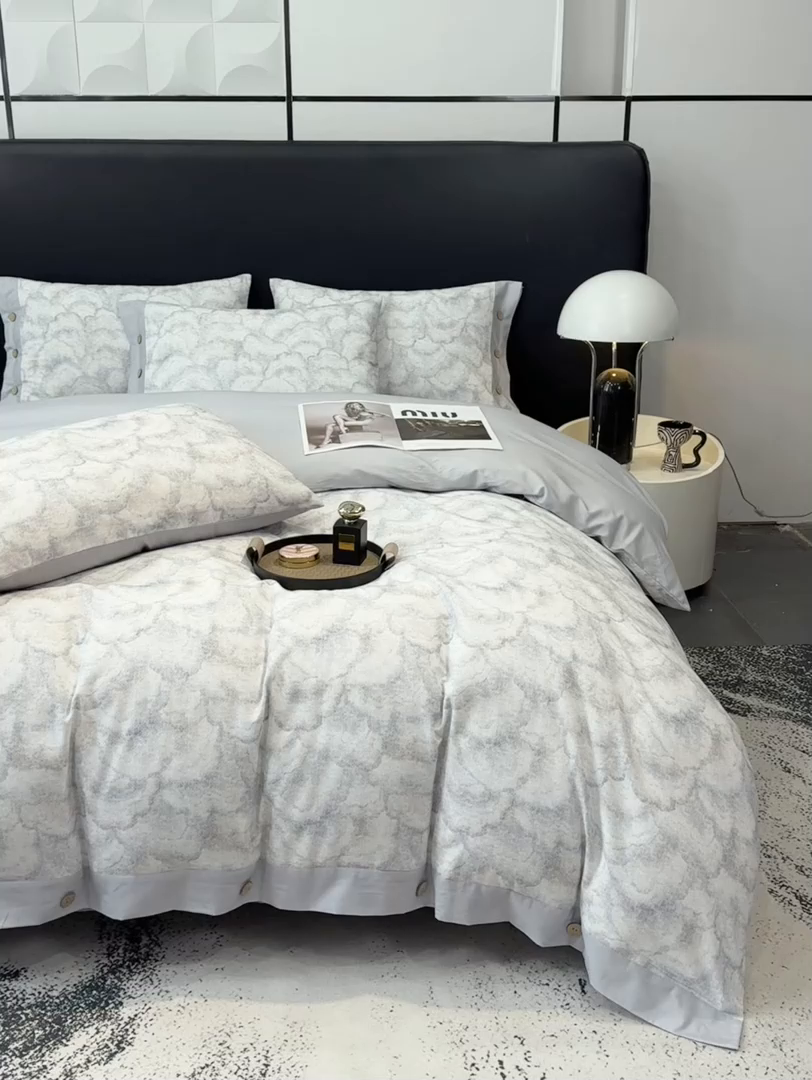 91家纺网 家纺一手货源 找家纺 慕希家纺 2025新款全棉纯棉轻奢加厚磨毛纽扣款四件套 雾林-浅灰