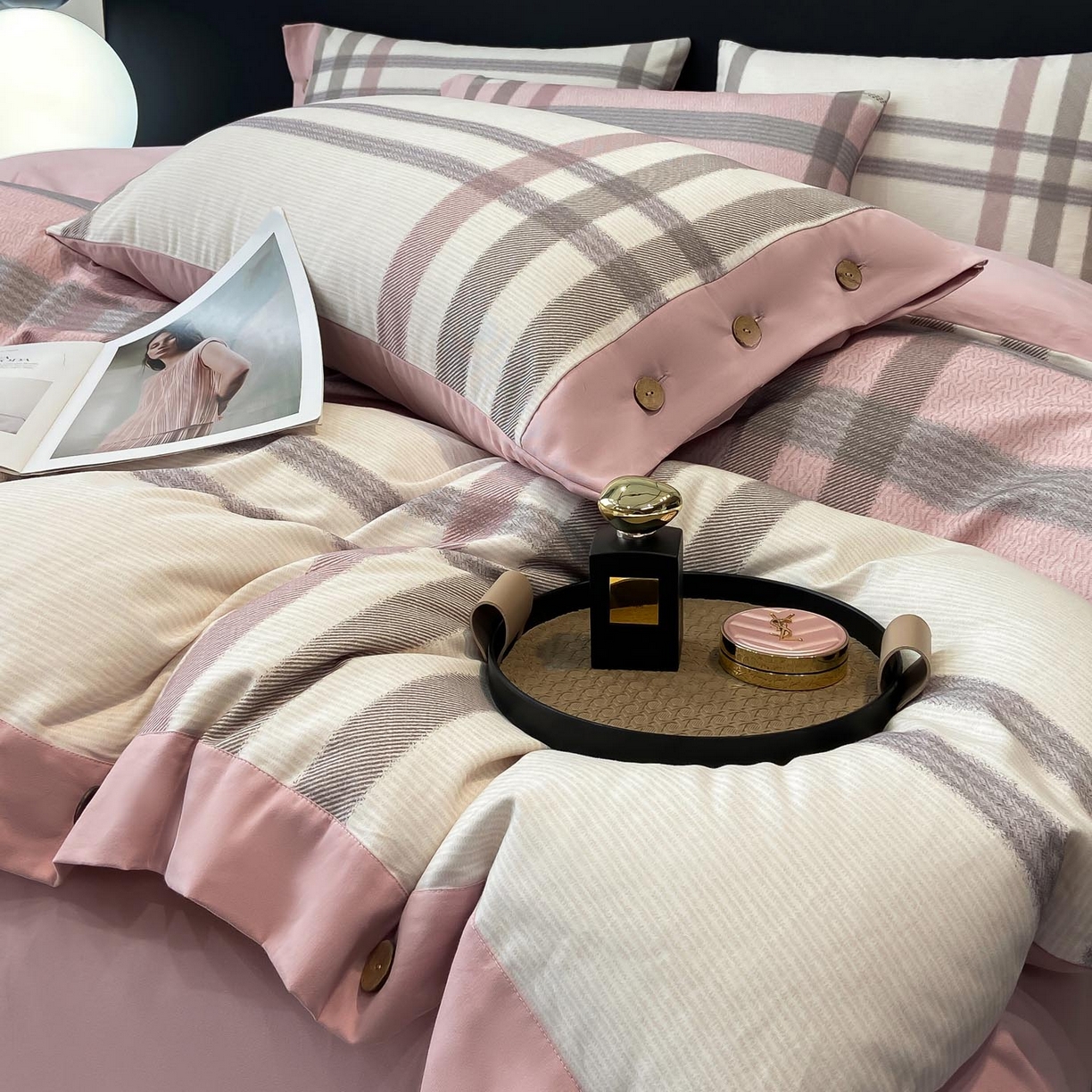 91家纺网 家纺一手货源 找家纺 慕希家纺 2025新款全棉纯棉轻奢加厚磨毛纽扣款四件套 寻山-豆沙