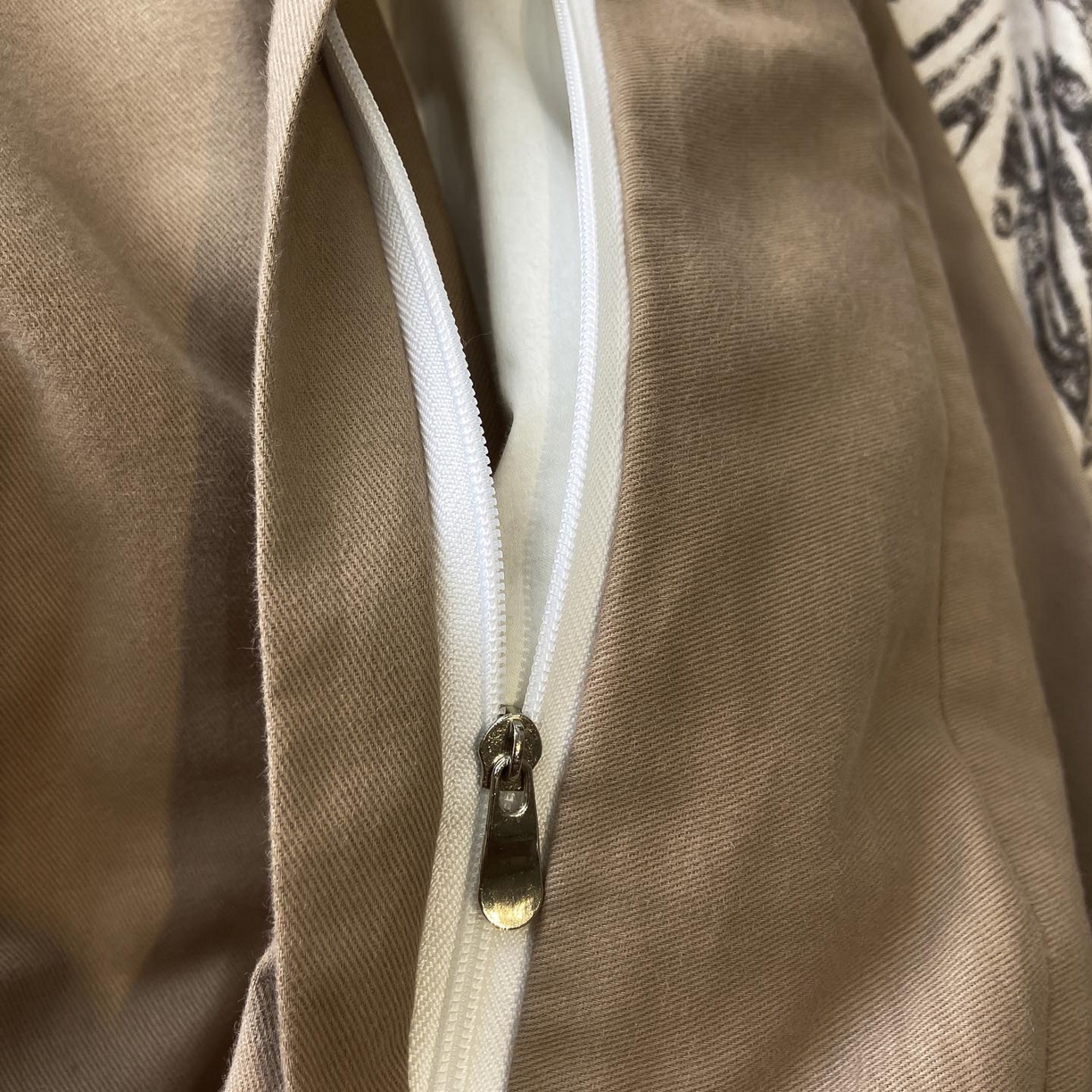 91家纺网 家纺一手货源 找家纺 慕希家纺 2025新款全棉纯棉轻奢加厚磨毛纽扣款四件套 雅集-咖