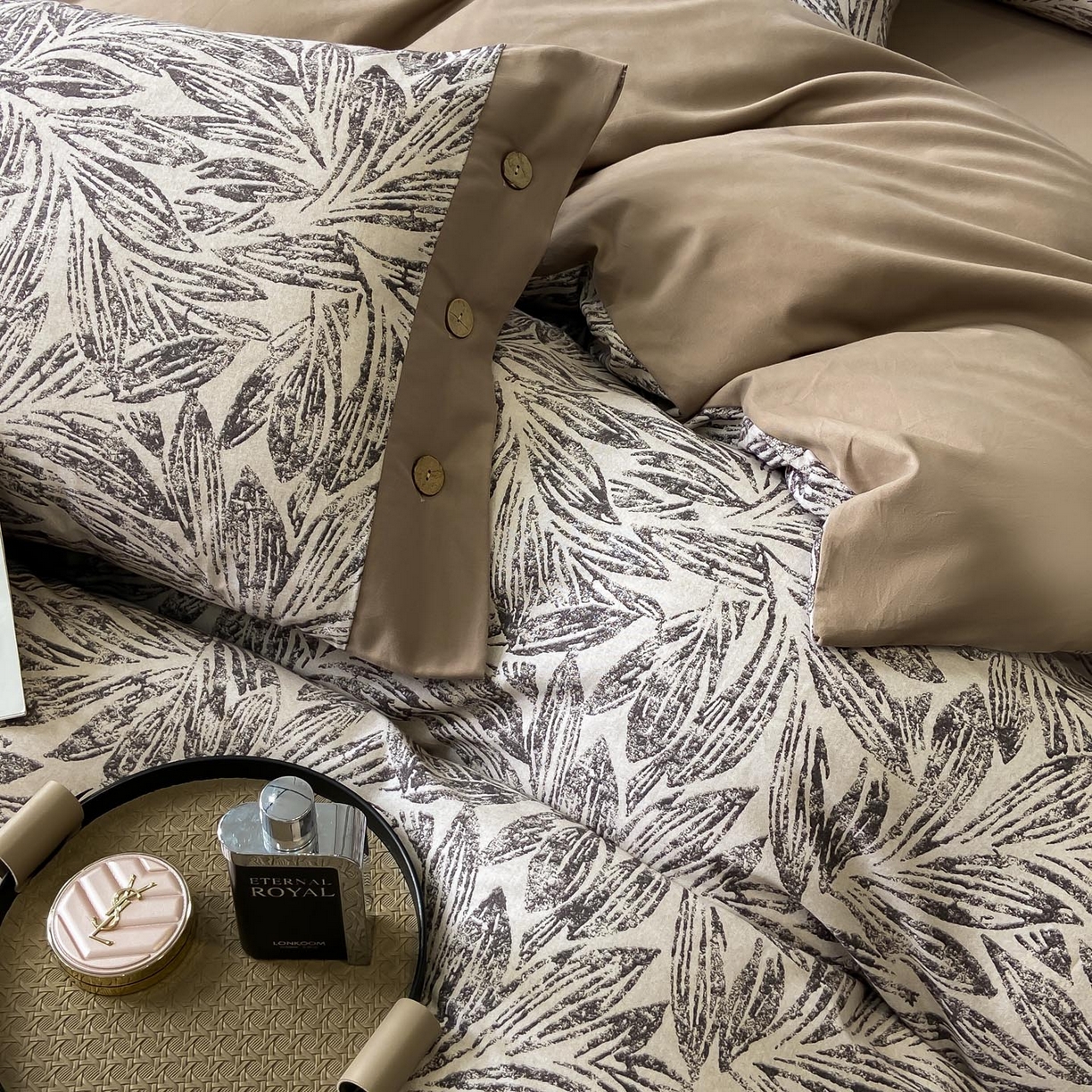 91家纺网 家纺一手货源 找家纺 慕希家纺 2025新款全棉纯棉轻奢加厚磨毛纽扣款四件套 雅集-咖