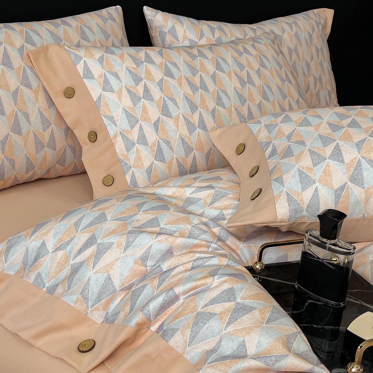 91家纺网 家纺一手货源 找家纺 慕希家纺 2025新款全棉纯棉轻奢加厚磨毛纽扣款四件套 知凡