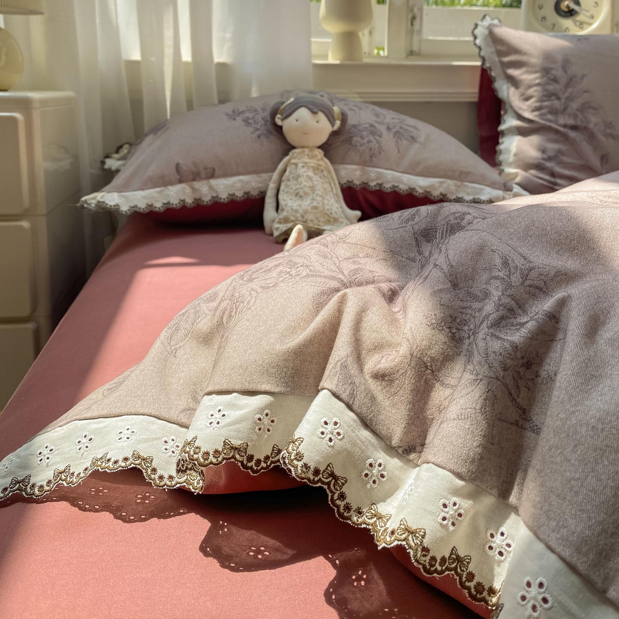 91家纺网 家纺一手货源 找家纺 慕希家纺 2025新款全棉纯棉加厚赫本风花边磨毛四件套 花绮-咖