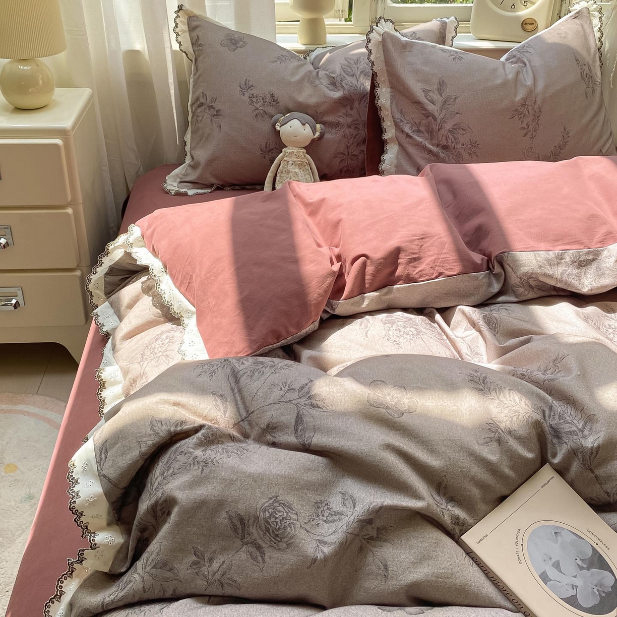 91家纺网 家纺一手货源 找家纺 慕希家纺 2025新款全棉纯棉加厚赫本风花边磨毛四件套 花绮-咖