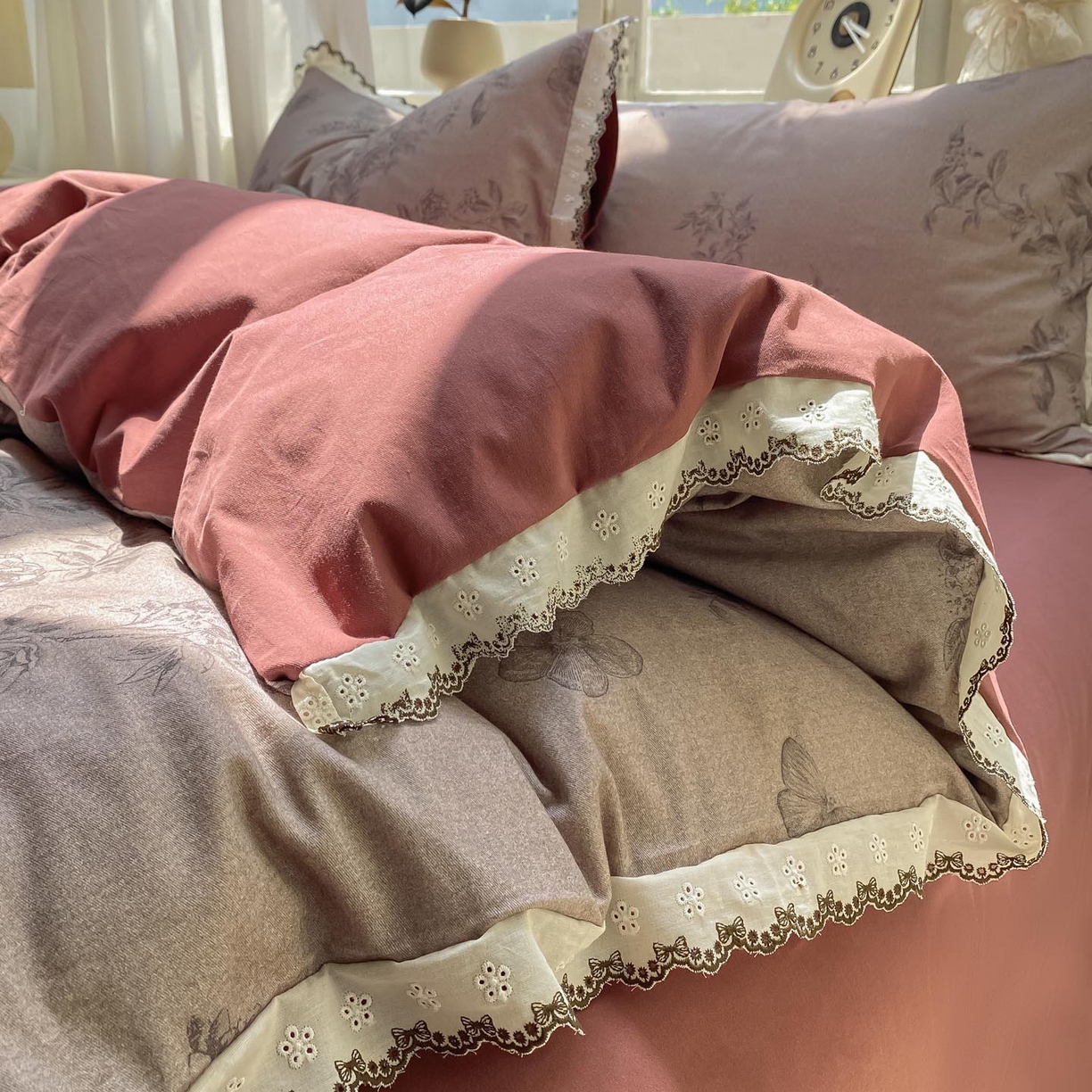 91家纺网 家纺一手货源 找家纺 慕希家纺 2025新款全棉纯棉加厚赫本风花边磨毛四件套 花绮-咖