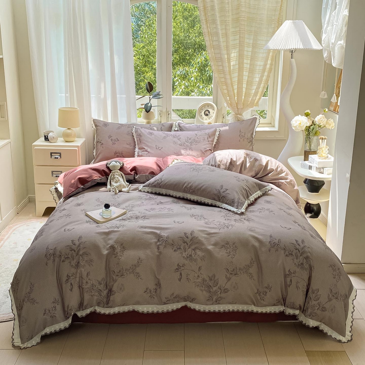 91家纺网 家纺一手货源 找家纺 慕希家纺 2025新款全棉纯棉加厚赫本风花边磨毛四件套 花绮-咖