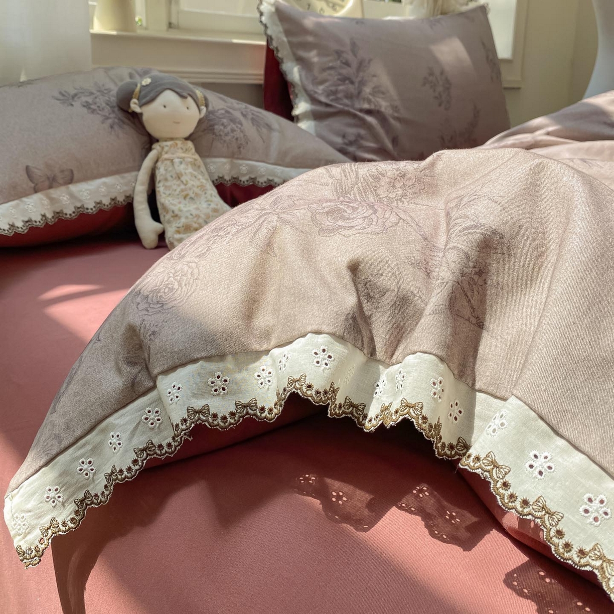 91家纺网 家纺一手货源 找家纺 慕希家纺 2025新款全棉纯棉加厚赫本风花边磨毛四件套 花绮-咖