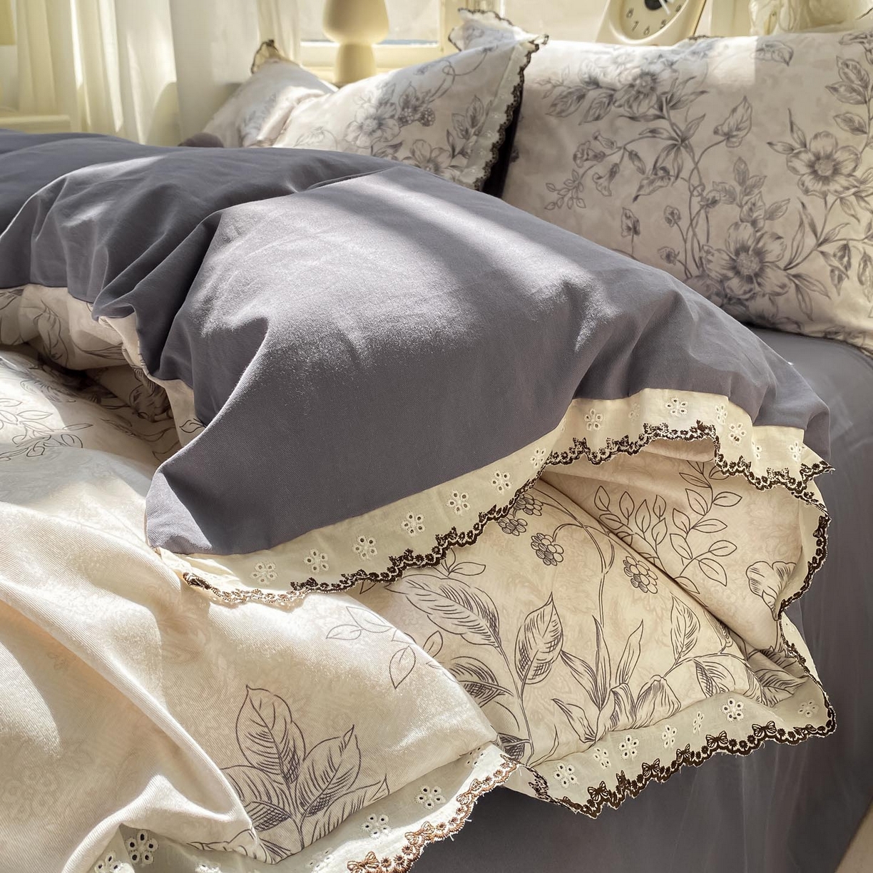 91家纺网 家纺一手货源 找家纺 慕希家纺 2025新款全棉纯棉加厚赫本风花边磨毛四件套 花禧-灰