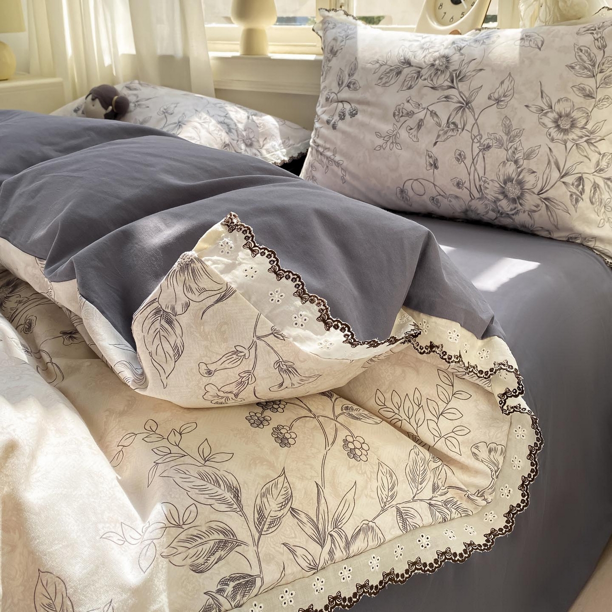 91家纺网 家纺一手货源 找家纺 慕希家纺 2025新款全棉纯棉加厚赫本风花边磨毛四件套 花禧-灰