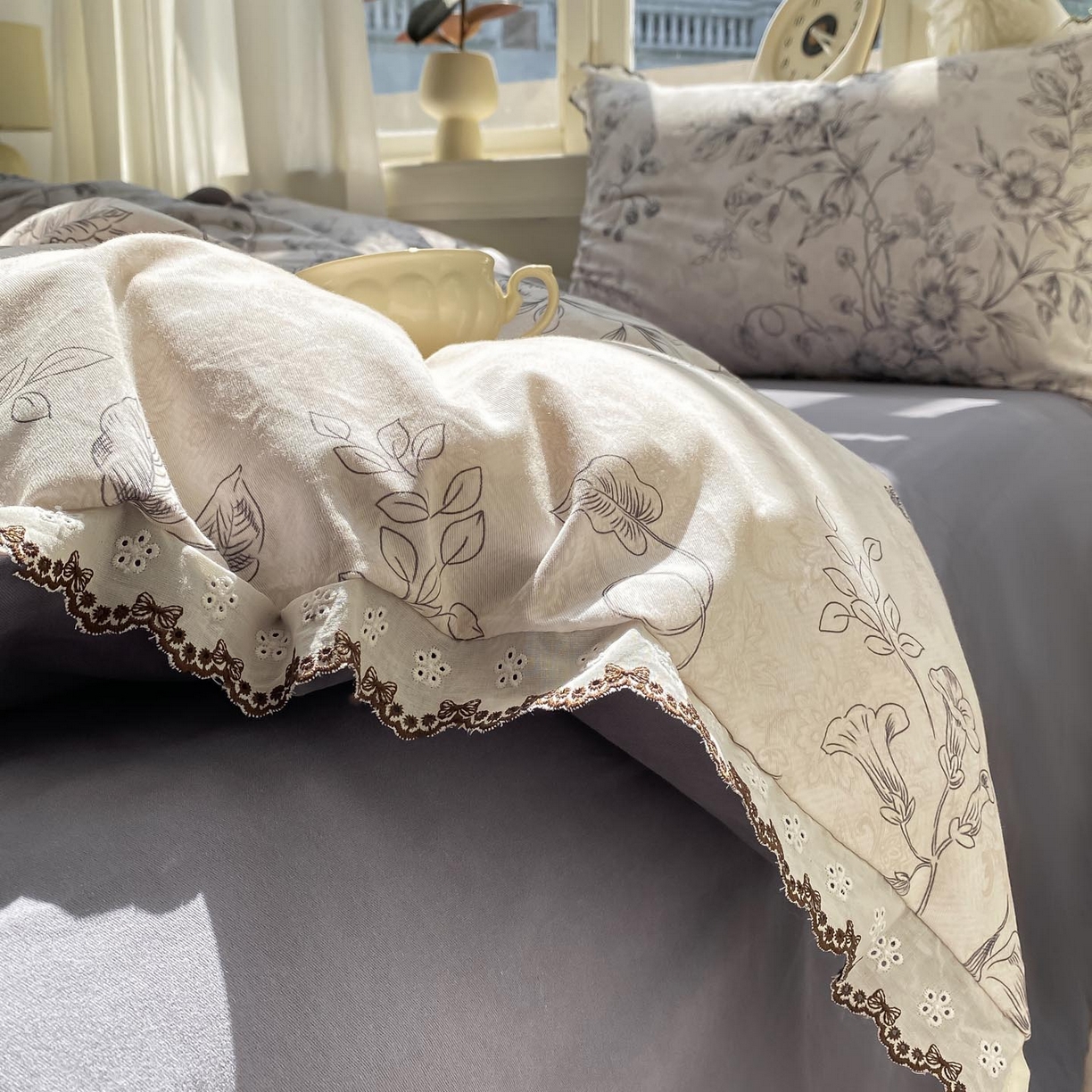 91家纺网 家纺一手货源 找家纺 慕希家纺 2025新款全棉纯棉加厚赫本风花边磨毛四件套 花禧-灰