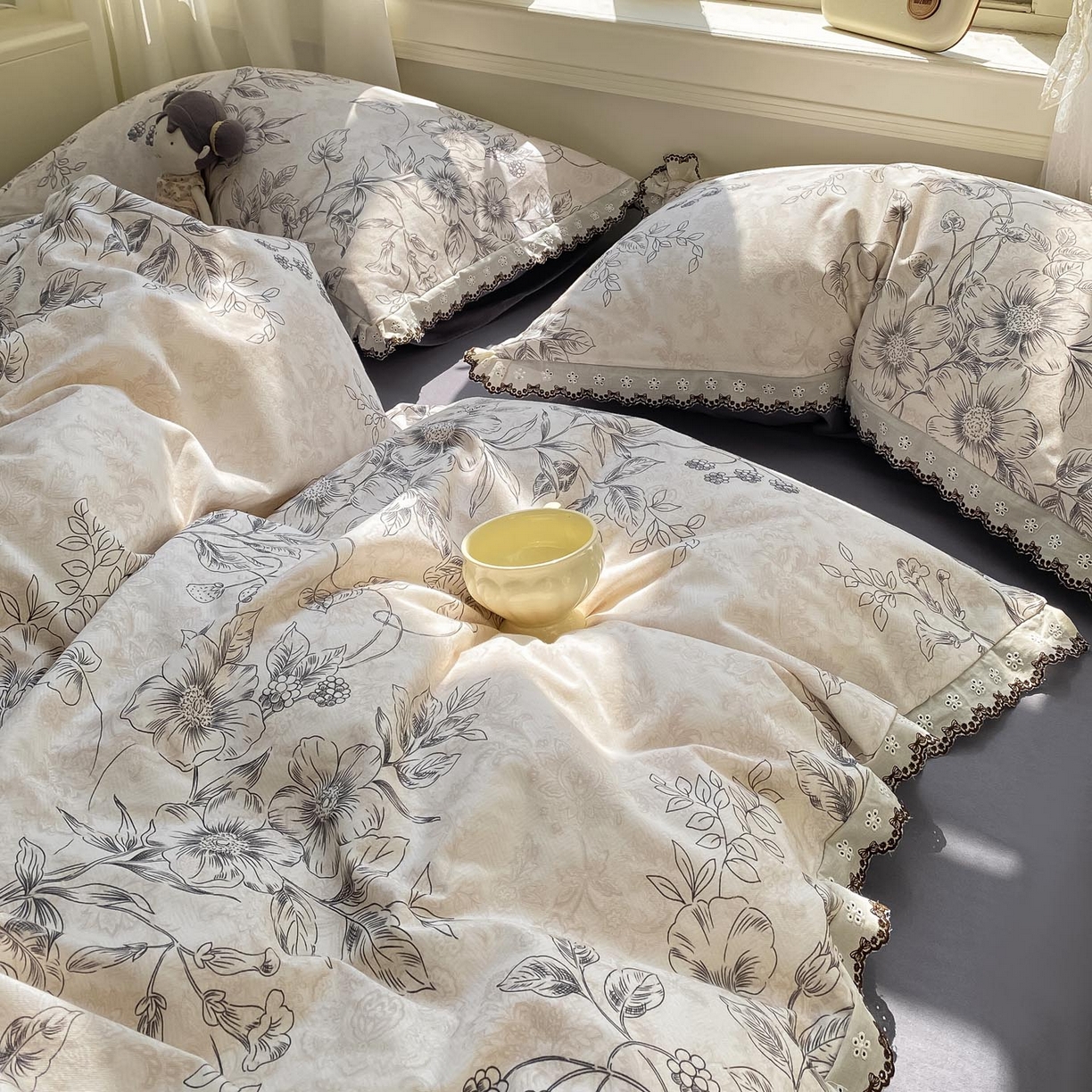 91家纺网 家纺一手货源 找家纺 慕希家纺 2025新款全棉纯棉加厚赫本风花边磨毛四件套 花禧-灰