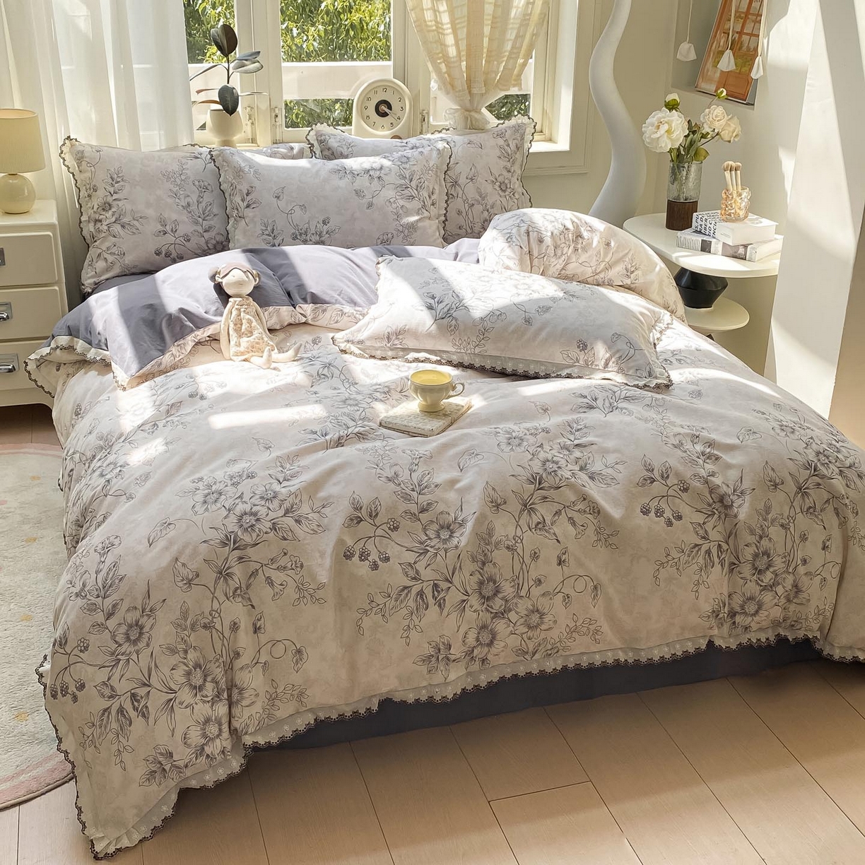 91家纺网 家纺一手货源 找家纺 慕希家纺 2025新款全棉纯棉加厚赫本风花边磨毛四件套 花禧-灰