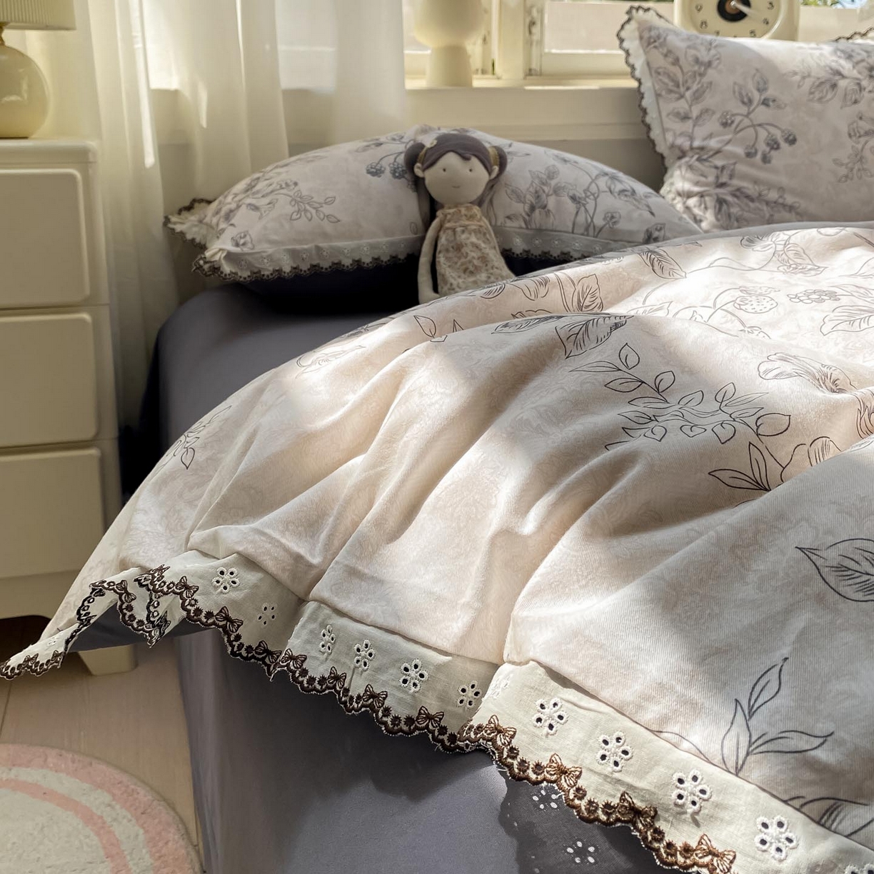 91家纺网 家纺一手货源 找家纺 慕希家纺 2025新款全棉纯棉加厚赫本风花边磨毛四件套 花禧-灰