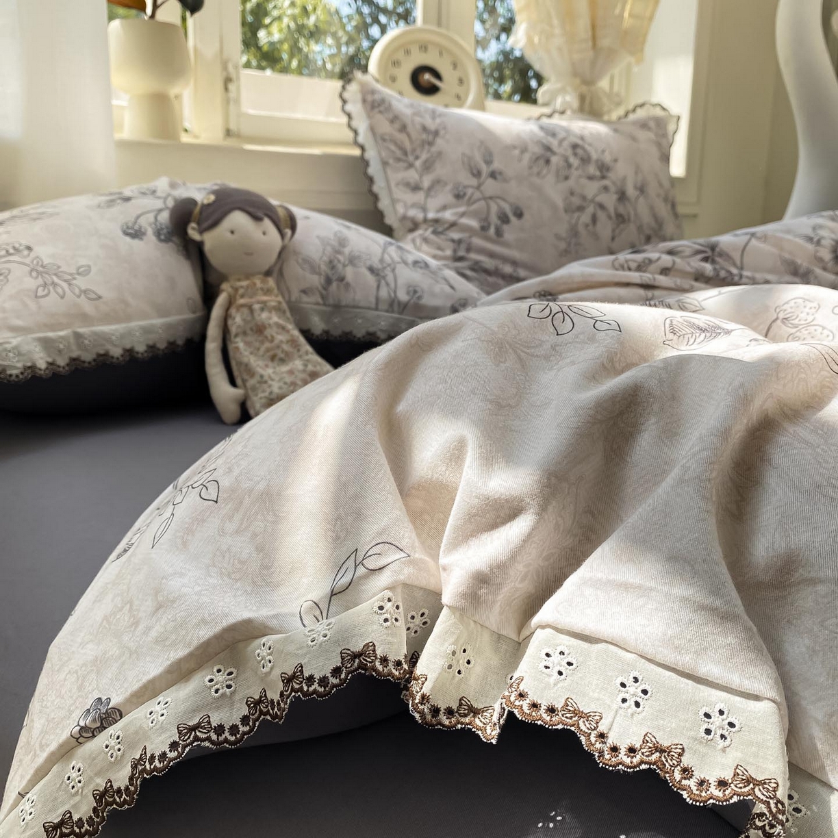 91家纺网 家纺一手货源 找家纺 慕希家纺 2025新款全棉纯棉加厚赫本风花边磨毛四件套 花禧-灰