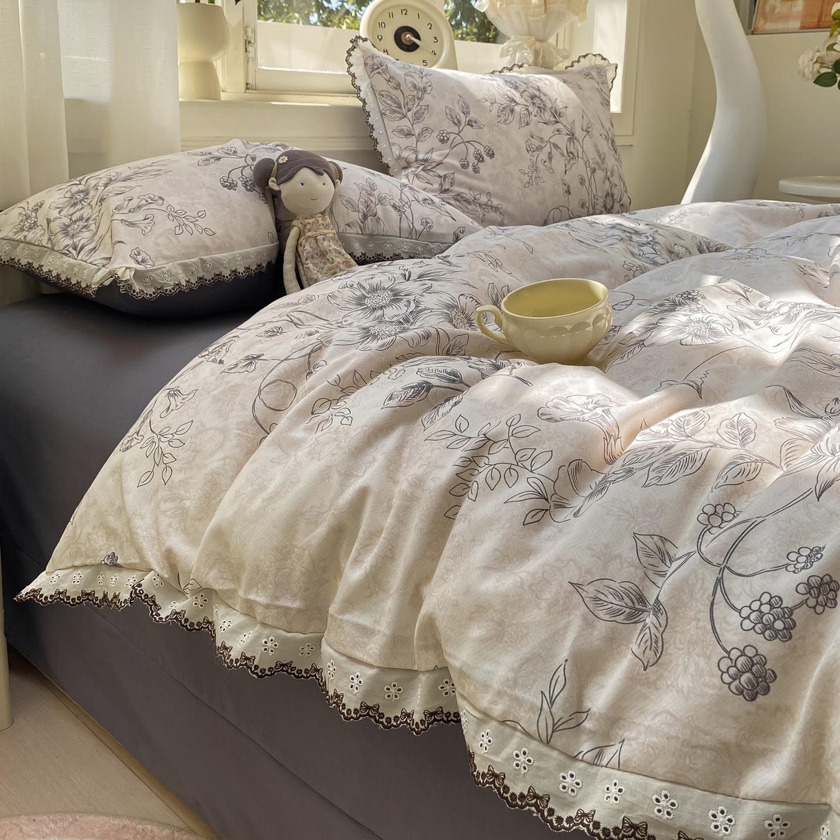 91家纺网 家纺一手货源 找家纺 慕希家纺 2025新款全棉纯棉加厚赫本风花边磨毛四件套 花禧-灰