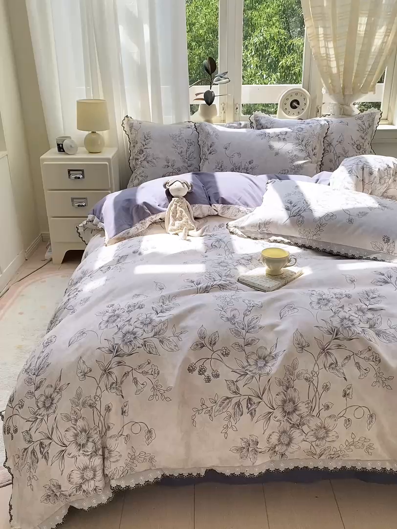 91家纺网 家纺一手货源 找家纺 慕希家纺 2025新款全棉纯棉加厚赫本风花边磨毛四件套 花禧-灰