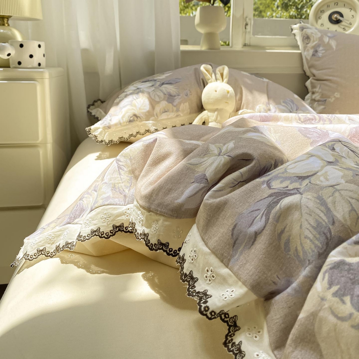 91家纺网 家纺一手货源 找家纺 慕希家纺 2025新款全棉纯棉加厚赫本风花边磨毛四件套 花意浓-咖