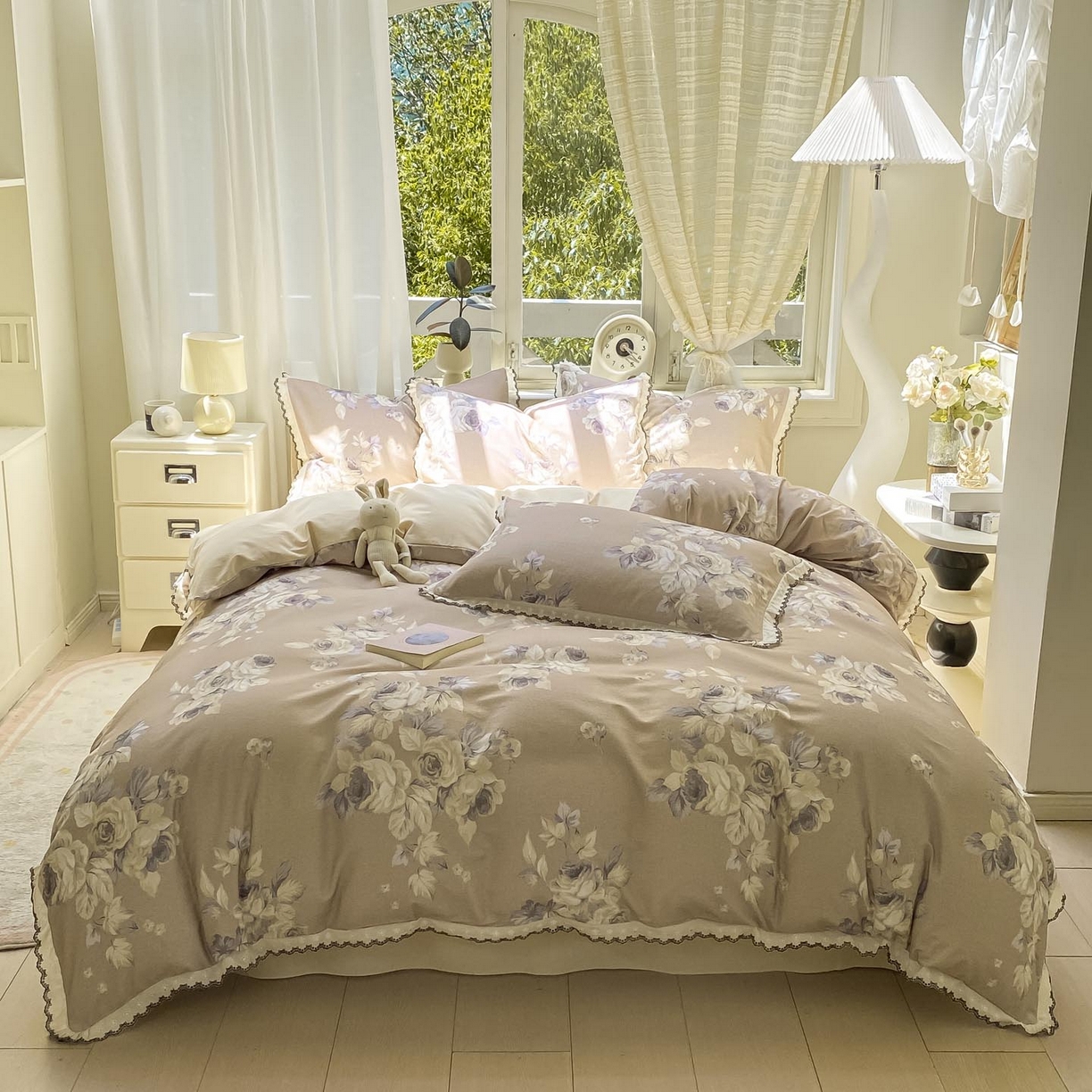 91家纺网 家纺一手货源 找家纺 慕希家纺 2025新款全棉纯棉加厚赫本风花边磨毛四件套 花意浓-咖