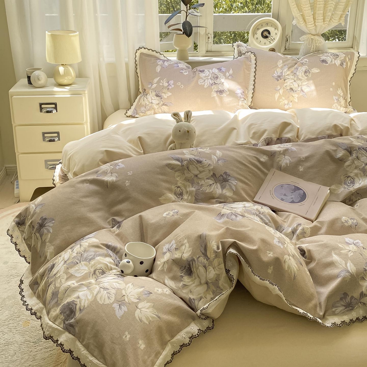 91家纺网 家纺一手货源 找家纺 慕希家纺 2025新款全棉纯棉加厚赫本风花边磨毛四件套 花意浓-咖