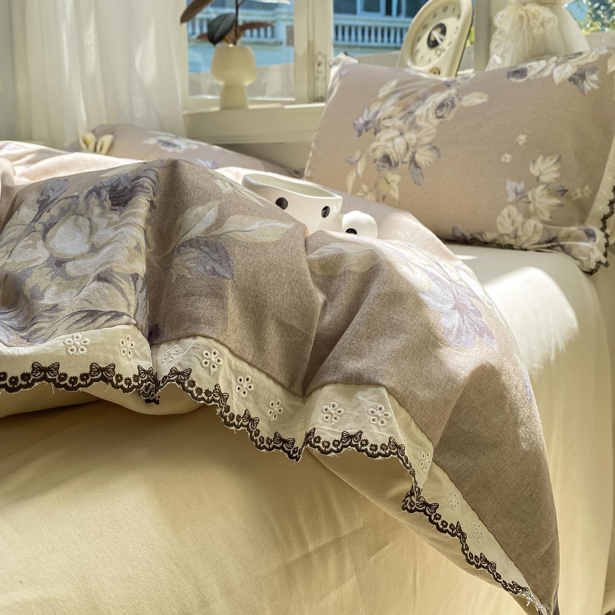 91家纺网 家纺一手货源 找家纺 慕希家纺 2025新款全棉纯棉加厚赫本风花边磨毛四件套 花意浓-咖