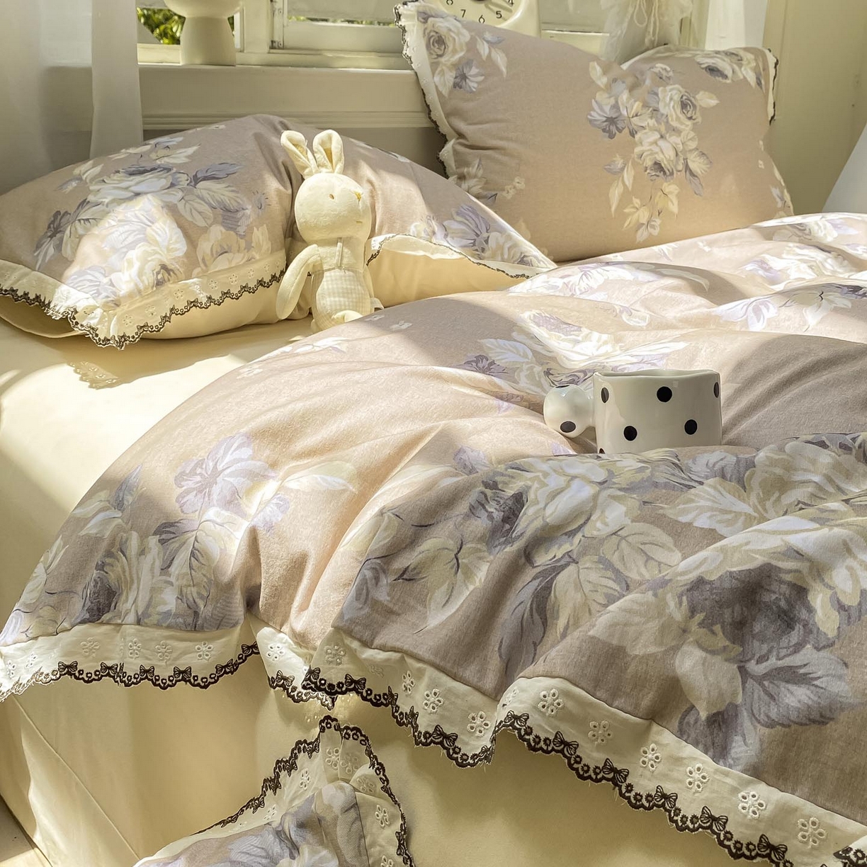 91家纺网 家纺一手货源 找家纺 慕希家纺 2025新款全棉纯棉加厚赫本风花边磨毛四件套 花意浓-咖