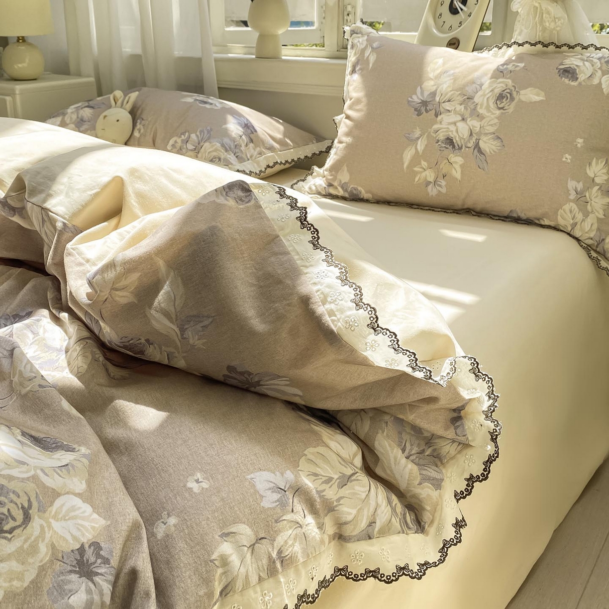91家纺网 家纺一手货源 找家纺 慕希家纺 2025新款全棉纯棉加厚赫本风花边磨毛四件套 花意浓-咖