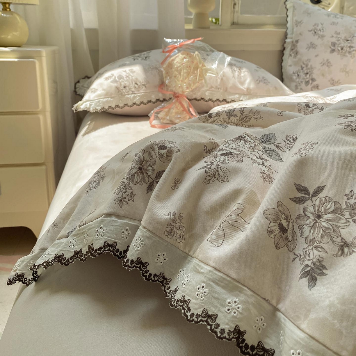 91家纺网 家纺一手货源 找家纺 慕希家纺 2025新款全棉纯棉加厚赫本风花边磨毛四件套 雷雅-黄