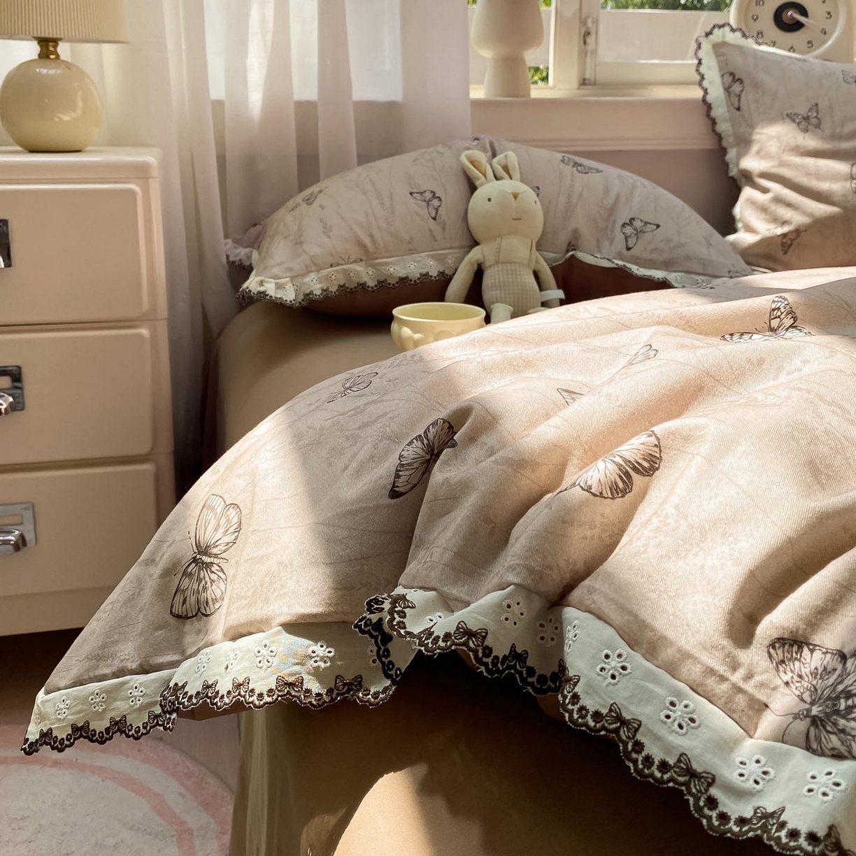 91家纺网 家纺一手货源 找家纺 慕希家纺 2025新款全棉纯棉加厚赫本风花边磨毛四件套 梦蝶-咖