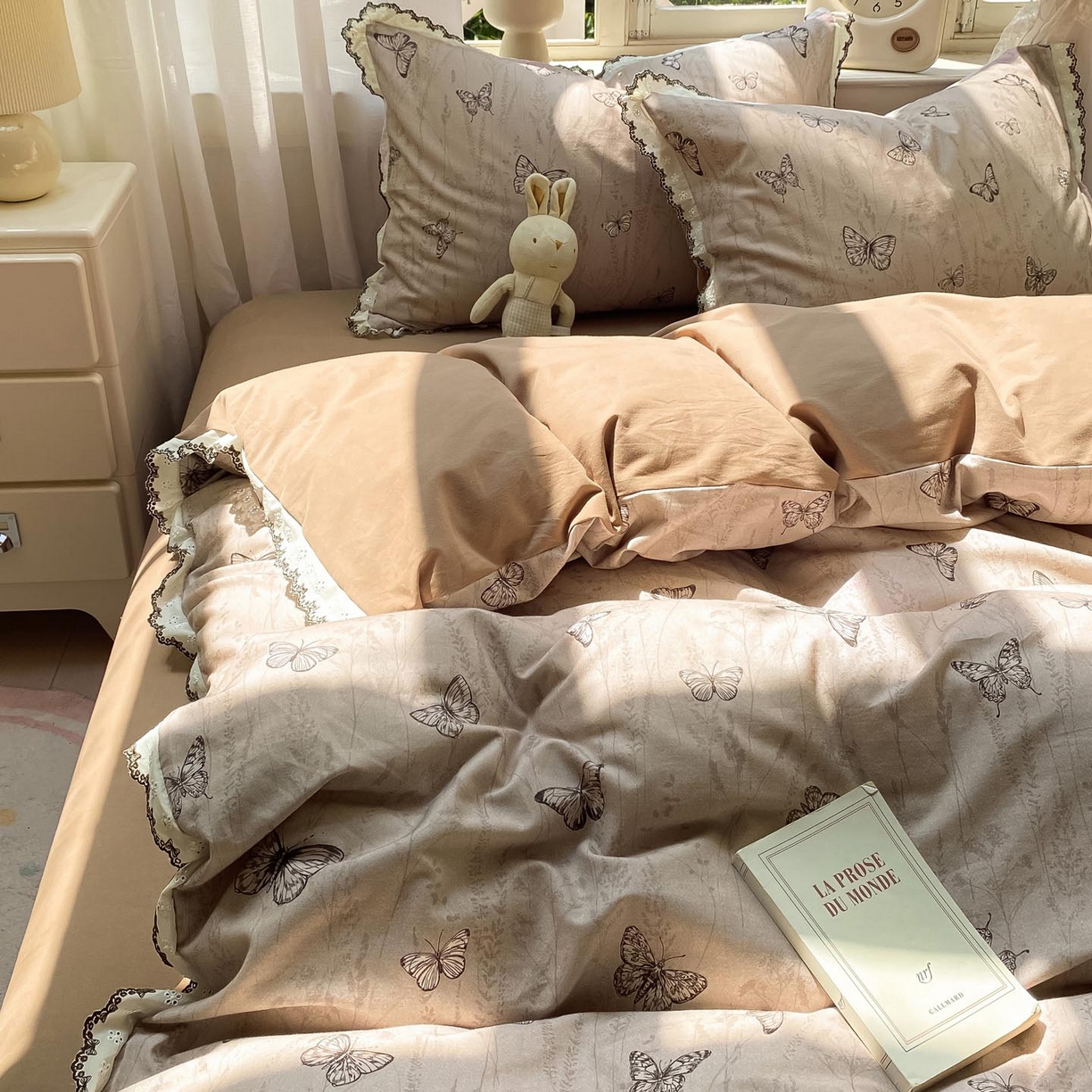 91家纺网 家纺一手货源 找家纺 慕希家纺 2025新款全棉纯棉加厚赫本风花边磨毛四件套 梦蝶-咖