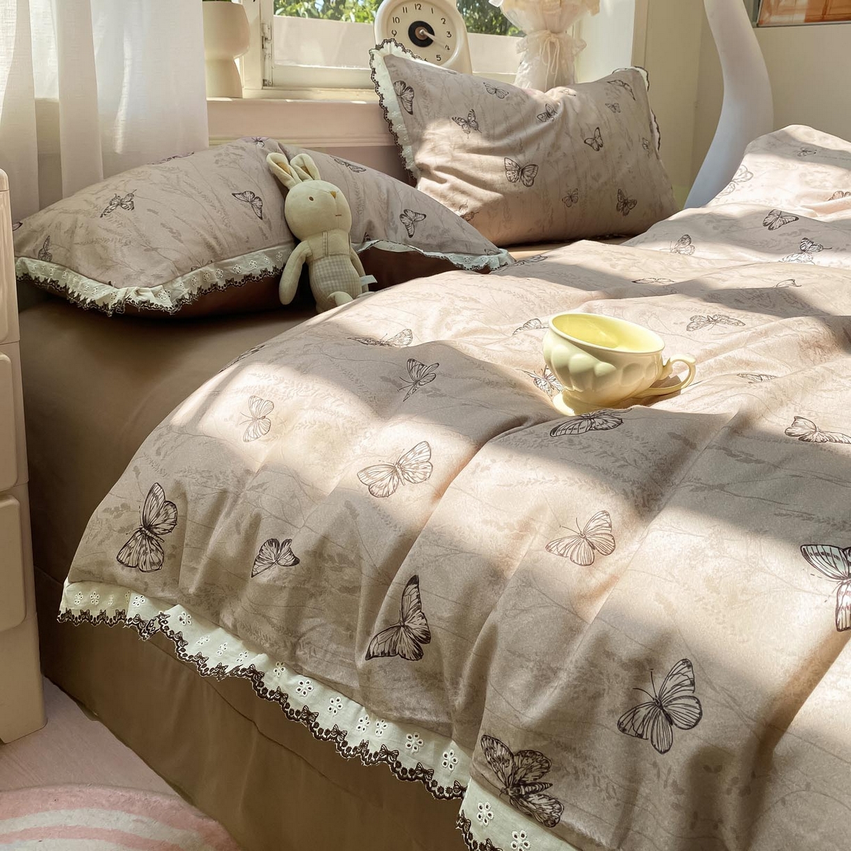 91家纺网 家纺一手货源 找家纺 慕希家纺 2025新款全棉纯棉加厚赫本风花边磨毛四件套 梦蝶-咖