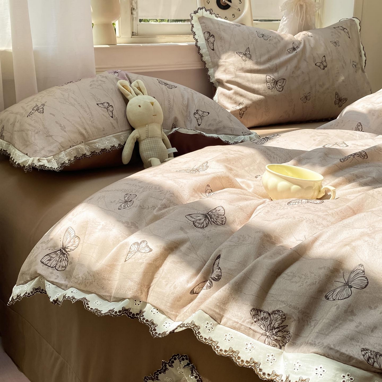 91家纺网 家纺一手货源 找家纺 慕希家纺 2025新款全棉纯棉加厚赫本风花边磨毛四件套 梦蝶-咖