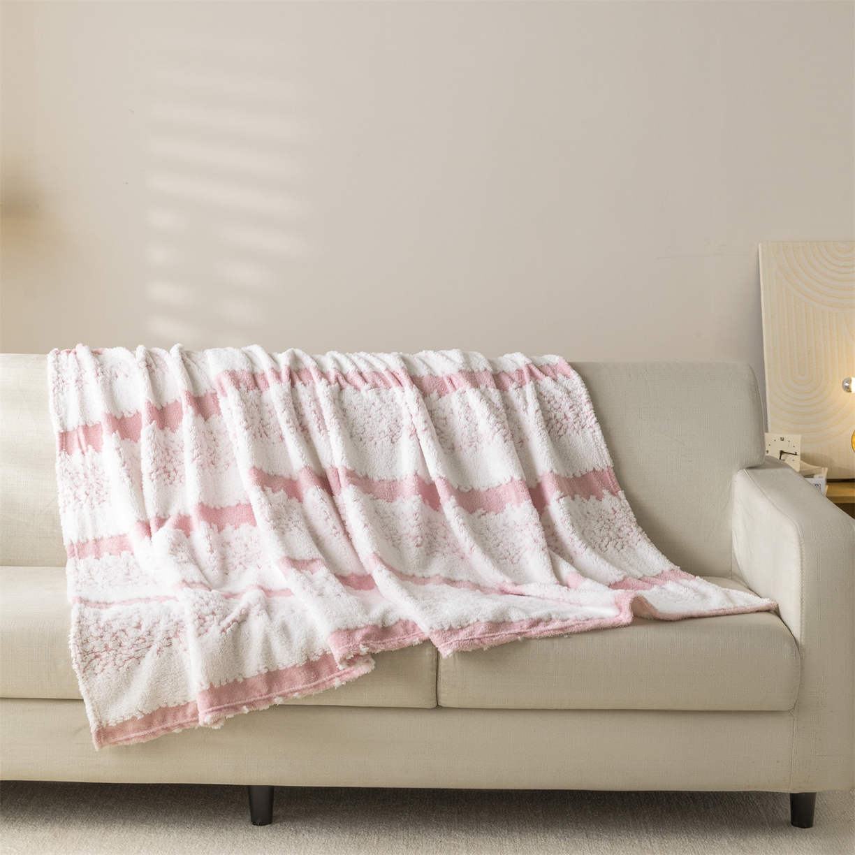 91家纺网 家纺一手货源 找家纺 梵心家纺 2025新款阳离子双色提花毛毯清新条纹风简约时尚毯子毛毯-可供跨境电商 阳离子-粉