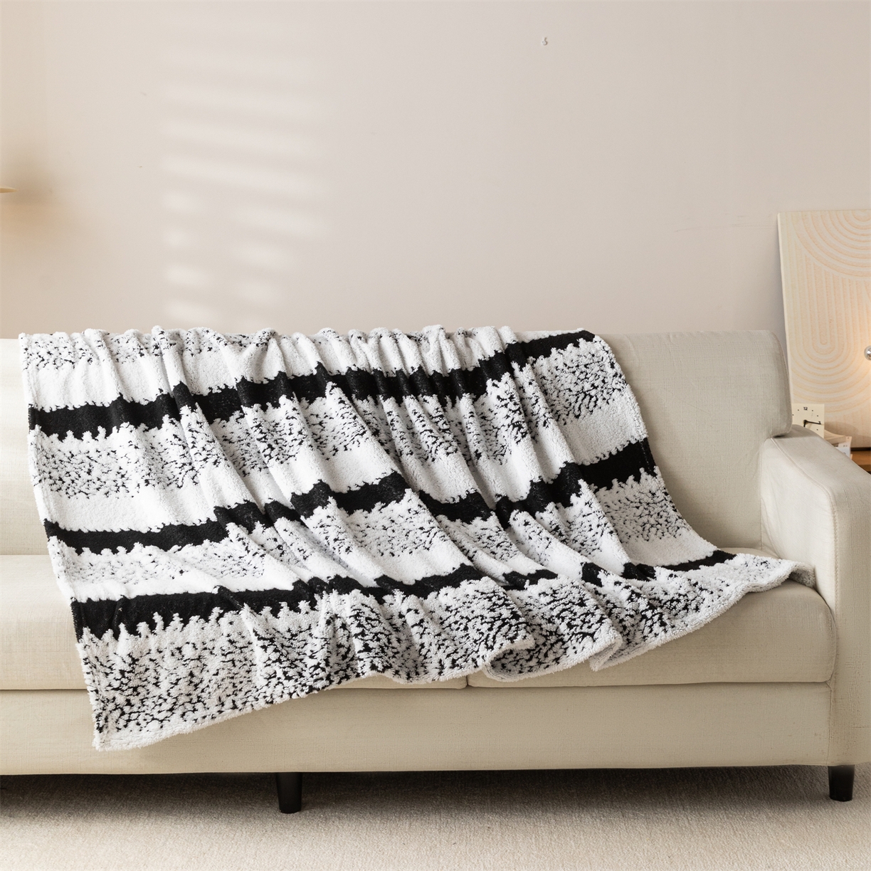 91家纺网 家纺一手货源 找家纺 梵心家纺 2025新款阳离子双色提花毛毯清新条纹风简约时尚毯子毛毯-可供跨境电商 阳离子-黑