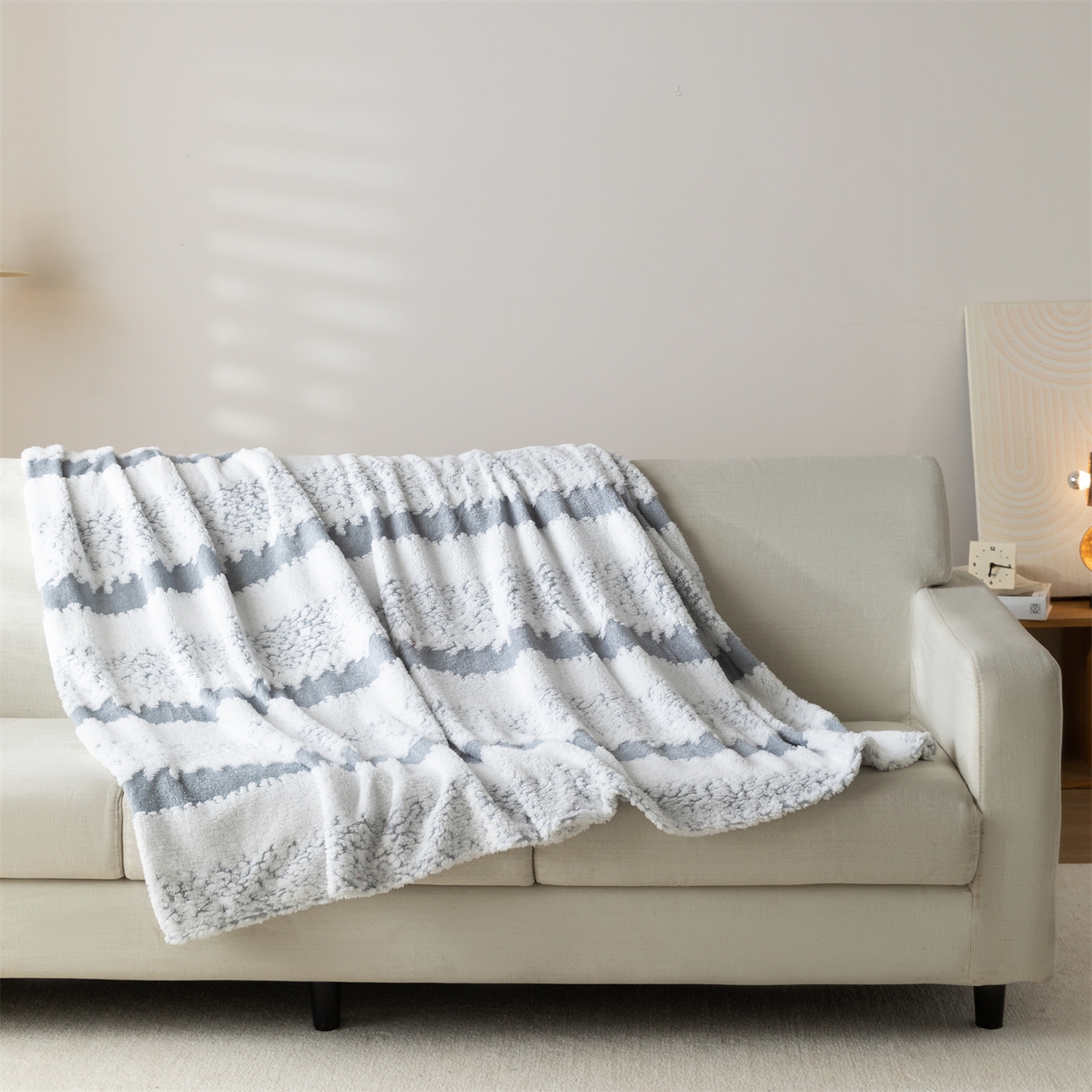 91家纺网 家纺一手货源 找家纺 梵心家纺 2025新款阳离子双色提花毛毯清新条纹风简约时尚毯子毛毯-可供跨境电商 阳离子-灰