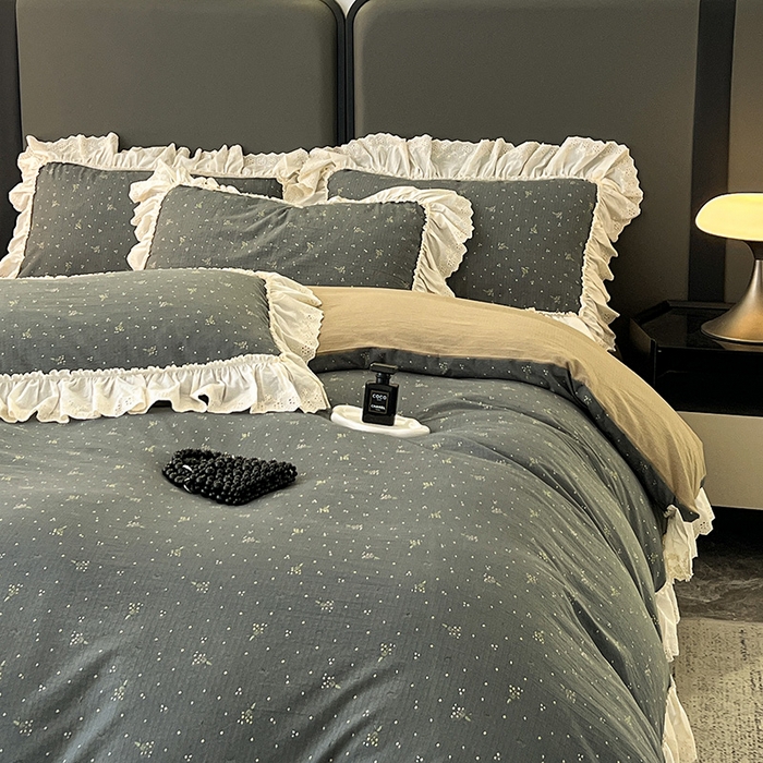 91家纺网 家纺一手货源 找家纺 亨通家纺 2025新款原麻镂空宽花边四件套-花卉系列 碎花絮语-灰