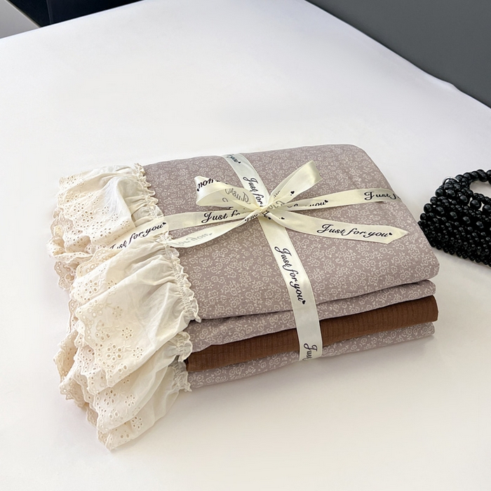 91家纺网 家纺一手货源 找家纺 亨通家纺 2025新款原麻镂空宽花边四件套-花卉系列 紫灰花韵