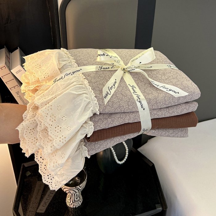 91家纺网 家纺一手货源 找家纺 亨通家纺 2025新款原麻镂空宽花边四件套-花卉系列 紫灰花韵