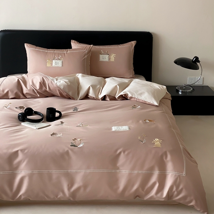 91家纺网 家纺一手货源 找家纺 初拾 2025新款100s全棉纯棉治愈系绣花四件套-雏菊兔 雏菊兔-奶茶