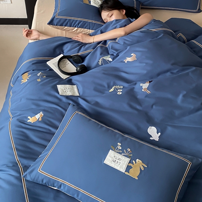 91家纺网 家纺一手货源 找家纺 初拾 2025新款100s全棉纯棉治愈系绣花四件套-雏菊兔 雏菊兔-藏青