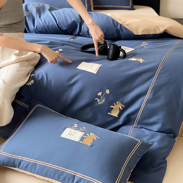 91家纺网 家纺一手货源 找家纺 初拾 2025新款100s全棉纯棉治愈系绣花四件套-雏菊兔 雏菊兔-藏青