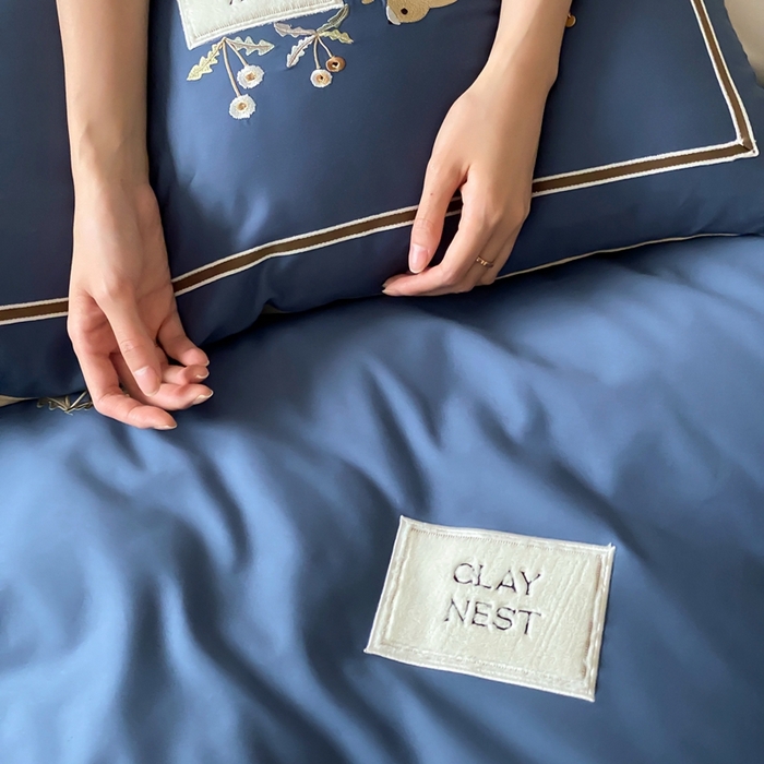 91家纺网 家纺一手货源 找家纺 初拾 2025新款100s全棉纯棉治愈系绣花四件套-雏菊兔 雏菊兔-藏青