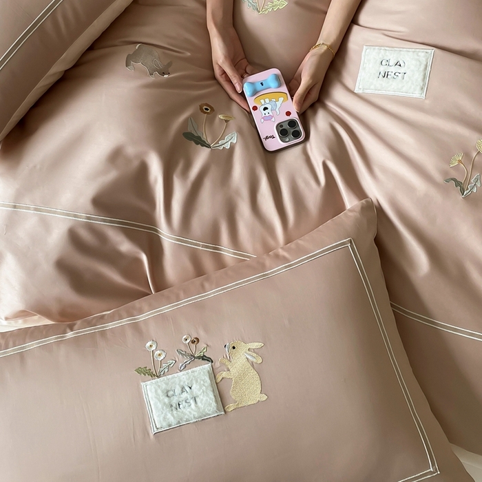 91家纺网 家纺一手货源 找家纺 初拾 2025新款100s全棉纯棉治愈系绣花四件套-雏菊兔 雏菊兔-奶茶