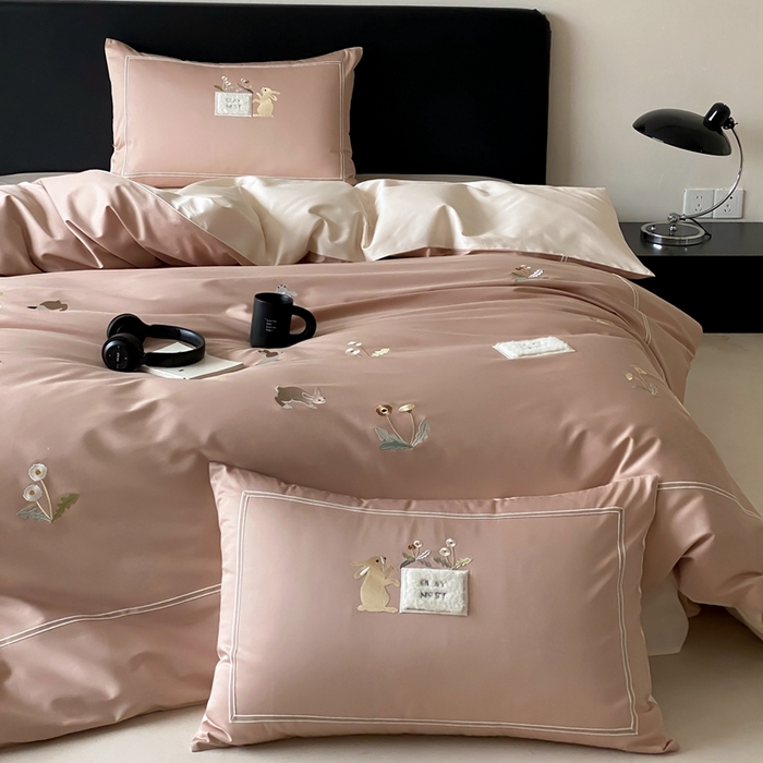 91家纺网 家纺一手货源 找家纺 初拾 2025新款100s全棉纯棉治愈系绣花四件套-雏菊兔 雏菊兔-奶茶