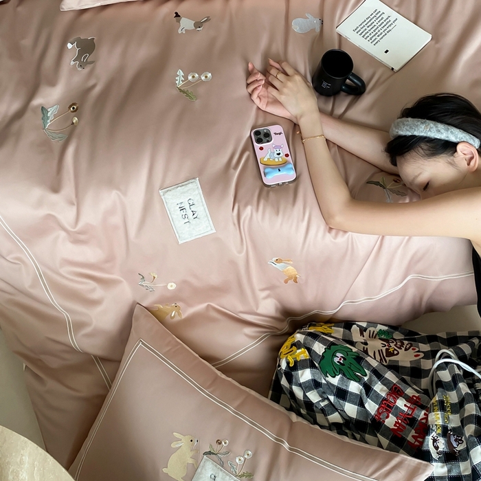 91家纺网 家纺一手货源 找家纺 初拾 2025新款100s全棉纯棉治愈系绣花四件套-雏菊兔 雏菊兔-奶茶