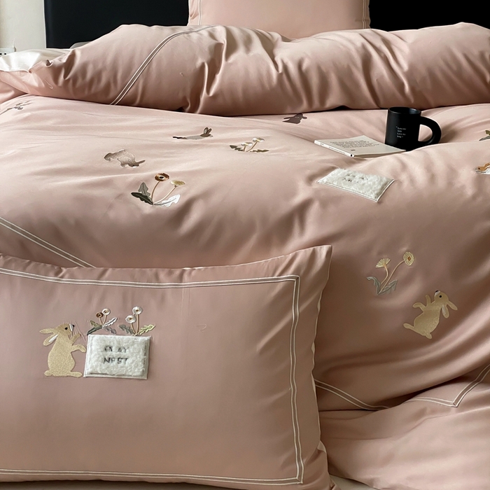 91家纺网 家纺一手货源 找家纺 初拾 2025新款100s全棉纯棉治愈系绣花四件套-雏菊兔 雏菊兔-奶茶