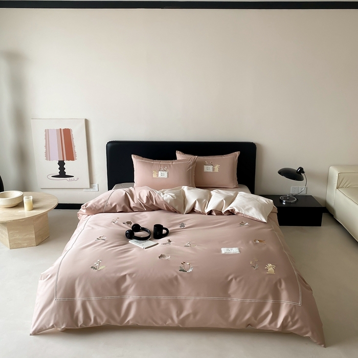 91家纺网 家纺一手货源 找家纺 初拾 2025新款100s全棉纯棉治愈系绣花四件套-雏菊兔 雏菊兔-奶茶