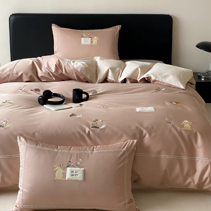 91家纺网 家纺一手货源 找家纺 初拾 2025新款100s全棉纯棉治愈系绣花四件套-雏菊兔 雏菊兔-奶茶