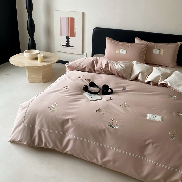 91家纺网 家纺一手货源 找家纺 初拾 2025新款100s全棉纯棉治愈系绣花四件套-雏菊兔 雏菊兔-奶茶