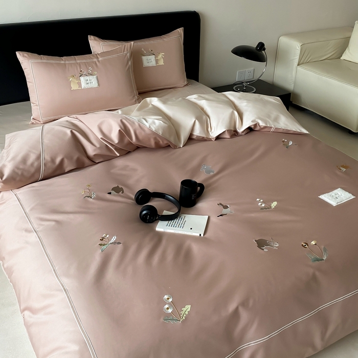 91家纺网 家纺一手货源 找家纺 初拾 2025新款100s全棉纯棉治愈系绣花四件套-雏菊兔 雏菊兔-奶茶