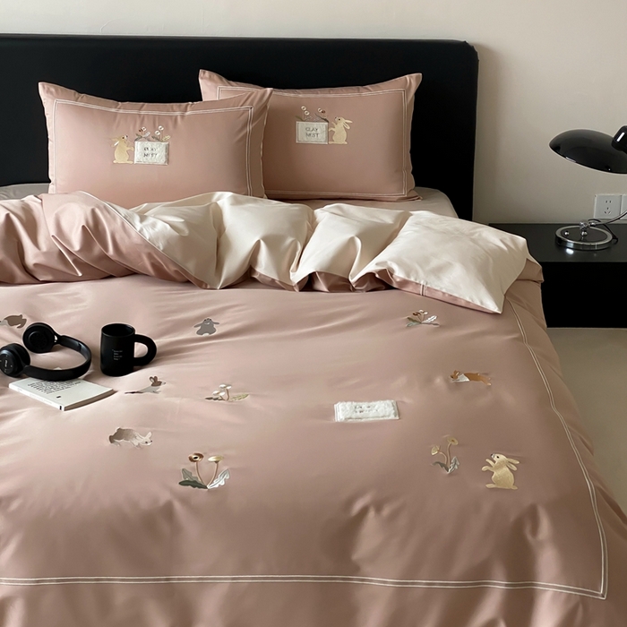 91家纺网 家纺一手货源 找家纺 初拾 2025新款100s全棉纯棉治愈系绣花四件套-雏菊兔 雏菊兔-奶茶