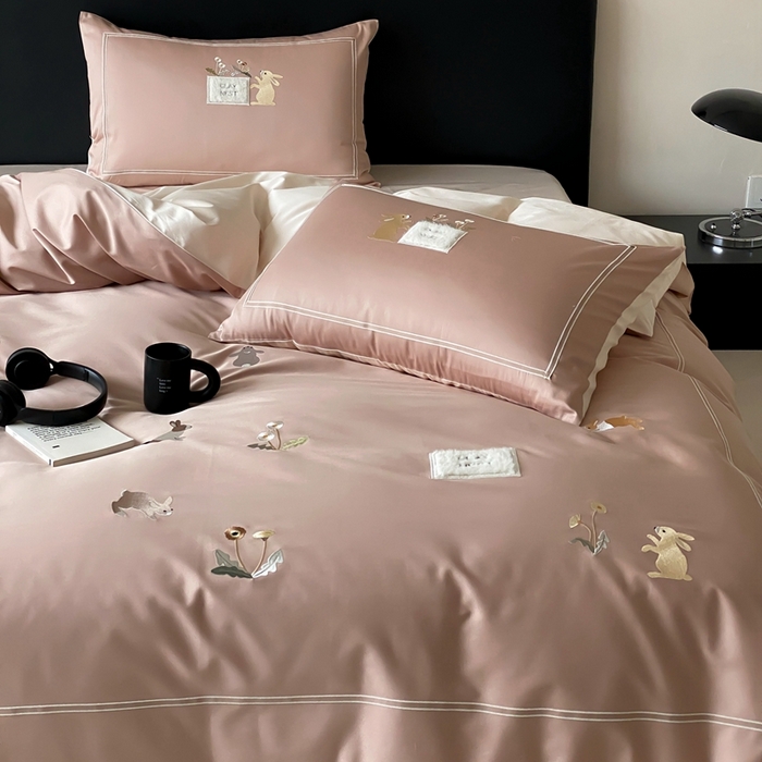 91家纺网 家纺一手货源 找家纺 初拾 2025新款100s全棉纯棉治愈系绣花四件套-雏菊兔 雏菊兔-奶茶